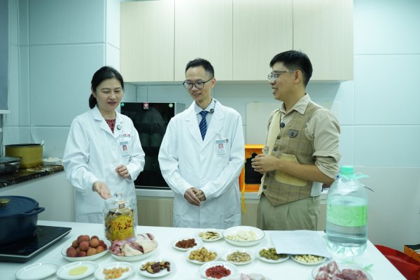 恒盛优配 荔枝煲鸡为何能火？中医美食家：荔枝不仅是岭南佳果，还是温补上品