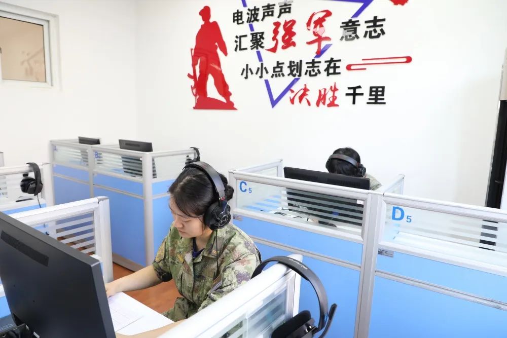 ▲侯卜月进行业务加训